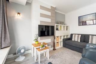 Appartement d'une chambre entièrement rénové avec une superbe vue sur la place du casino et à proximité du front de mer.Salle de séjour avec cuisine...