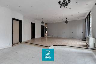 Handelspand op uitstekende hoeklocatie te Oostende.Lichtrijke handelsruimte te huur.Meer info of een bezoek inplannen? Neem contact op met DRL...