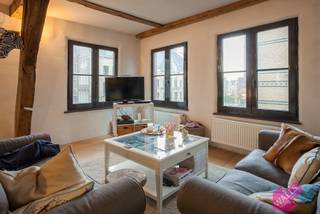 Prachtig appartement met unieke charme, gestyled door Axel Vervoordt en gelegen op toplocatie! Zicht op de kathedraal en de Schelde. <br /><br />Indeling: <br />Mooie, lichte leefruimte op parket met open keuken voorzien van afwasmachine, oven, kookvuur, dampkap, enkele spoelbak en koelkast. 1 grote slaapkamer met aansluitend een badkamer. Apart gastentoilet alsook extra kamer (waar je binnenkomt in het appartement) die gebruikt kan worden als bureau of leeshoek (niet als slaapkamer). <br /><br />Bijzonderheden:<br />Beschikbaar vanaf 1 februari. <br />Alle verbruik met eigen meters. Dubbele beglazing, verwarming op gas. <br />Maandelijkse kosten 50 euro voor onderhoud gemene delen en lift. <br />Waarde EPC: 219 kWh/m².