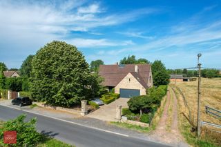 Verzorgde ruime villa uit 1994 bestaande uit inkomhal, ruime living met open haard, eetplaats, open ingerichte keuken, wasplaats (bijkeuken),...