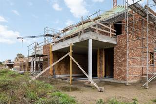 <p><span>Nieuwbouwwoning met drie slaapkamers op uiterst centrale doch rustig gelegen perceel te Zonhoven.</span></p><p><span> </span></p><p><span>Ontworpen voor gezinnen en levensgenieters die nét dat tikkeltje meer verwachten. Elke woning heeft haar eigen karakter en indeling, steeds uitgerust met de beste materialen en nieuwste technieken.</span></p><p><span> </span></p><p><span>Belangrijkste troeven:</span></p><p><span>- Centrale en zeer rustige ligging</span></p><p><span>- Kwalitatief afgewerkt</span></p><p><span>- Bewoonbare oppervlakte van 200,49m²</span></p><p><span>- Carport</span></p><p><span>- E-peil 20 met optie tot E10 of E0</span></p><p><span>- Warmtepomp, Zonnepanelen en Ventilatie D</span></p><p><span>- Eigen keuze tot afwerken van woning</span></p><p><span> </span></p><p><span>Bekijk zeker ook de grondplannen met de afmetingen. Zo krijgt u van thuis uit al een perfect beeld van wat deze woning te bieden heeft!</span></p><p><span> </span></p><p><span>Wenst u meer info of een vrijblijvende afspraak, contacteer dan ons kantoor op het nummer 011 85 15 15 en wij helpen u graag verder.</span></p>
