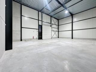 Nieuwbouwmagazijn van ca. 200 m² te huur in Wevelgem. Inclusief 2 staanplaatsen.Gelegen op een strategische locatie nabij autostrades...