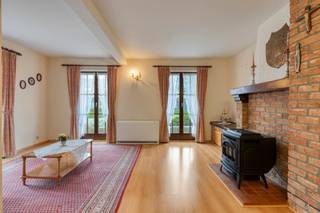 Ruime te renoveren woning met drie slaapkamers, grote garage en tuin.IndelingVia de centrale inkomhal krijgt u toegang tot de ruime leefruimte. Aan...