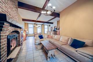 We Invest Centre Hainaut vous présente cette maison bel-étage accompagnée d’un rez commercial, idéalement située à proximité immédiate de la place...