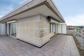 Op de 7de verdieping van de residentie bevindt zich dit charmante penthouse appartement met 1 slaapkamer en een uitzonderlijk ruim terras van...