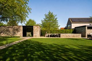 Op een gunstige en vlot bereikbare ligging in Putte bevindt zich deze exclusieve, stijlvol vormgegeven villa, gelegen op een perceel van 998 m². Een eigendom waar ruimte, licht en verfijning samenkomen in een harmonieus geheel, met alle voorzieningen binnen handbereik.<br /><br />Benieuwd naar deze unieke woonbeleving? Ontdek de woning hier via onze cinematische vastgoedfilm!<br /><br />Bij het betreden van de woning wordt u verwelkomd in een lichtrijke inkomhal die meteen de toon zet: stijlvol, doordacht en tot in de puntjes afgewerkt. Hier vindt u tevens een apart gastentoilet, een praktische berging en een op maat gemaakte vestiaire. Aansluitend bevindt zich een eerste bureauruimte, ideaal voor wie wonen en werken naadloos wil combineren. De leefruimte en glaspartijen laten het daglicht rijkelijk binnenstromen en creëren een mooie connectie met de buitenomgeving. De sfeervolle zithoek met gashaard nodigt uit tot ontspannen avonden in alle comfort. Daarnaast beschikt het gelijkvloers over een tweede bureauruimte en een patio, die zorgen voor extra licht en een open, aangenaam ruimtegevoel binnen het open/closed concept van de woning.<br />De leefkeuken beschikt over een indrukwekkend keukeneiland, kwalitatieve toestellen en een hoogwaardige afwerking. Deze elementen maken van deze ruimte een droom voor elke levensgenieter. Hier is bovendien ruim plaats voor een gezellige eethoek met zicht op de tuin. Een plek waar koken, tafelen en samenzijn centraal staan.<br />Ook buiten wordt het luxeverhaal moeiteloos doorgetrokken. Het overdekte terras is voorzien van een open haard zodat u het hele jaar door kan genieten van lange, sfeervolle avonden. Aan alles is gedacht: praktische opbergruimte, een authentieke pizzaoven en een prachtig aangelegde tuin die rust en privacy uitstraalt. Het zwembad, de sauna en de bijhorende douche maken van dit geheel een wellnessbeleving. Op het gelijkvloers bevindt zich bovendien een volwaardige praktijkruimte met aparte ingang en sanitaire voorzieningen. Perfect voor een vrij beroep of zelfstandige activiteit.<br /><br />De eerste verdieping geeft toegang tot vier volwaardige slaapkamers, waaronder een master suite met en-suite dressing. De stijlvolle badkamer is uitgerust met een lavabo, inloopdouche en een vrijstaand ligbad. Eén van de slaapkamers biedt via een vaste trap toegang tot de zolderverdieping, wat extra mogelijkheden creëert. Ook op vlak van energie en technologie voldoet deze woning aan de hoogste standaarden. Met een EPC-label A, 36 zonnepanelen, geïntegreerde muziekinstallatie, alarmsysteem en een conforme elektrische keuring bent u hier volledig klaar voor de toekomst.<br /><br />Kortom, een uitzonderlijke en zeldzame opportuniteit voor wie op zoek is naar een exclusieve, energiezuinige villa met praktijkruimte, vier slaapkamers en een sublieme buitenbeleving in Putte. Contacteer ons voor meer informatie via 0472/22 12 41 of bezoek www.boonstravastgoed.be.<br /><br />Bijzonderheden:<br />- 292 m² bewoonbare oppervlakte<br />- Praktijkruimte met aparte toegang<br />- Hoogwaardige afwerking en architectuur<br />- Energiezuinig (EPC-label A) met 36 zonnepanelen<br />- Zwembad, sauna en buitenbeleving op topniveau