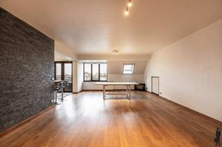 Huurprijs: 900 EUR per maand+ 50 EUR per maand voor ondergrondse autostaanplaats en berging+ 90 EUR per maand gemeenschappelijke kostenKosten...