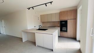 In de rustige en kindvriendelijke woonwijk 'De Weverie' in Deerlijk staat deze prachtige, instapklare nieuwbouwwoning te huur.<br />De woning is onmiddellijk beschikbaar en staat klaar om een gezellige, warme thuis te worden.<br /><br />Alles is met uitzonderlijk veel zorg afgewerkt: de gehele woning (muren, plafonds, deuren en trappen) is professioneel geschilderd en de plafonds zijn voorzien van strak vliesbehang. Ook zijn overal al verlichtingsarmaturen en gordijnrails geplaatst. U hoeft hier enkel nog uw eigen meubels te zetten om meteen te genieten van het comfort.<br /><br />De woning is uitgerust met geothermie en zonnepanelen. De vloerverwarming zorgt voor een aangename warmte in de winter en biedt heerlijke passieve koeling tijdens de warme zomermaanden. Dit zorgt voor een heel comfortabel binnenklimaat en een lage energiefactuur.<br /><br /><strong>Indeling:</strong>
<ul>
	<li><strong>Gelijkvloers</strong>: Inkomhal met gastentoilet, ruime leefruimte met zicht op de tuin, open ingerichte keuken (inductie, oven, microgolf, frigo en vaatwasser) en een praktische wasplaats/berging.</li>
	<li><strong>Eerste verdieping</strong>: 3 volwaardige slaapkamers, comfortabele badkamer (ligbad, douche en dubbele lavabo), een tweede apart toilet en een handige berging.</li>
	<li><strong>Zolder:</strong> Grote, open en volwaardige zolderverdieping die vlot bereikbaar is via een vaste trap.</li>
	<li><strong>Tuin &amp; Parkeren</strong>: Fijne tuin waar binnenkort nog groen gras wordt ingezaaid, met een zuidgericht terras voorzien van buitenverlichting en een buitenberging. Via de handige achteruitweg bereikt u gemakkelijk uw eigen private autostaanplaats. Er is ook een regenput van 10.000 liter aanwezig.</li>
</ul>
<strong>Ligging:</strong><br />Gelegen in een gezellige, autoluwe nieuwe wijk met een groen buurtparkje. Het centrum van Deerlijk, scholen en winkels liggen op fietsafstand. De belangrijkste toegangswegen en de op- en afrit van de E17 liggen vlakbij voor een vlotte verbinding.<br /> 