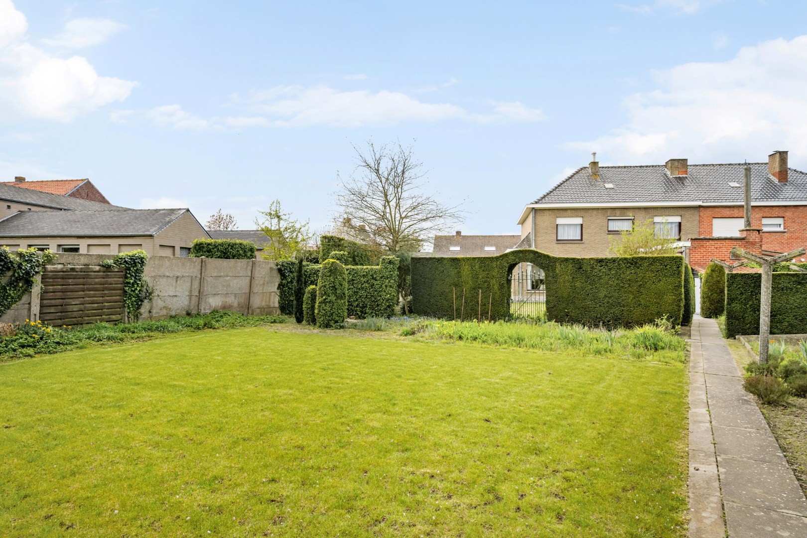 Ruime halfopen woning met 4 slaapkamers, zonnige tuin en garage met oprit in Dadizele - foto 5