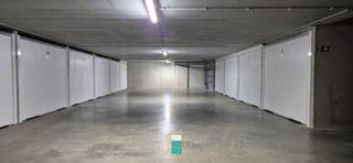 2 garageboxen te koop in recente residentie. Ondergronds parkeren met een makkelijke inrit en veel manoeuvreer ruimte. De boxen hebben...