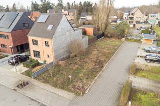 In de Eensven 26 in Oud-Turnhout bevindt zich deze aantrekkelijke bouwgrond van 380 m², rustig gelegen in een doodlopende straat op een...