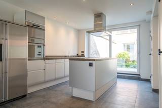 MISE EN PAGE : REZ-DE-CHAUSSÉE :- hall d'entrée avec toilettes invités - espace de vie lumineux avec cuisine ouverte (30m²) - espace de...