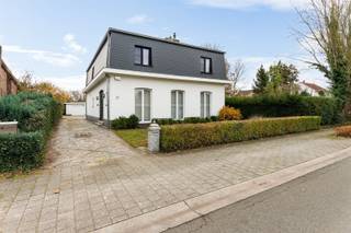 Exclusieve villa met 5 slaapkamers gelegen in een rustige wijk OMGEVINGDeze subliem gerenoveerde woning combineert karakter, rust en comfort op een...