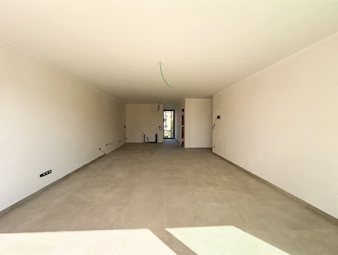 Zeer ruim 1 (+1)-slaapkamerappartement (BEN) op de eerste verdieping met uitzonderlijk zuidgericht terras van ca. 43 m² en ondergrondse parkeerplaats, in hartje Maaseik. - foto 4