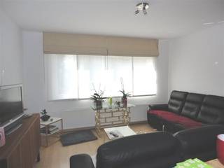 Zonnig en instapklaar appartement gelegen in een residentiële wijk en doodlopende straat te Wilrijk. Winkels, openbaar vervoer, scholen, ziekenhuizen en goede verbindingswegen zijn vlakbij.<br /><br />U betreedt het appartement via de inkomhal. Aan de voorzijde van het gebouw heeft men een compacte woonkamer op laminaat met een trendy open keuken voorzien van een volledig geïnstalleerde open keuken met granieten werkblad en toestellen van Siemens.<br /><br />Aan de achterzijde heeft men een grote slaapkamer op laminaat en een tweede slaapkamer/bureau/dressing. Via de kleinste kamer bereikt men de rustgevende tuin. Verder treft men een volledig geïnstalleerde badkamer met ligbad en lavabo met meubel, een aparte berging met aansluiting voor wasmachine en droogkast en een apart toilet met handwasser.<br /><br />Het appartement beschikt over een individuele verwarming op gas.<br />Eventueel beschikbaar vanaf 01/01/2027 in overleg met de huurder.<br /><br />Max.3 personen - Gemeenschappelijke kosten: 10 euro/maand - Waarborg: 3 maanden via verzekeringsbon Korfine - bijdrage plaatsbeschrijving huurder: 181,50 euro incl. BTW - EPC: 166 kWh/m²