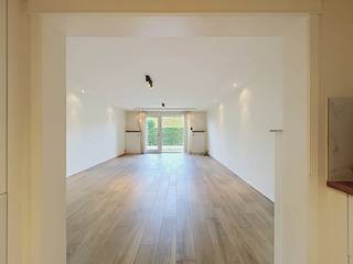 Het gelijkvloerse appartement heeft de volgende indeling: <br />- inkomhal met gastentoilet<br />- lichtrijke leefruimte met zicht op groen<br />- open keuken die volledig is geïnstalleerd<br />- badkamer met inloopdouche en lavabomeubel<br />- ruime slaapkamer<br />- praktische berging<br />- extra kelderberging<br /><br />Algemeen: <br />- gemeenschappelijke kosten: € 50,00/ maand<br />- direct beschikbaar<br /><br />Interesse? Vraag snel een bezoek aan via www.dewaele.com!