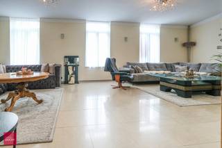 Inkomhal, ruime living op verdiep, ingerichte keuken, 4 slaapkamers, badkamer + douchekamer, atelier/werkplaats/handelsruimte op het gelijkvloers, zonneterras, achteraan de woning nog een mogelijkheid tot 2de living met keuken. Er is een lift in de woning aanwezig. Gelegen in centrum Kortrijk op wandelafstand van winkelcentrum K met veel parking voor de deur.