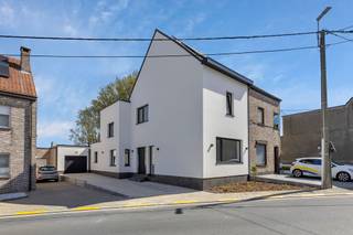 Voor meer info of een bezoek, bel 054 69 39 37 - Op een aantrekkelijke locatie te Haaltert bevindt zich deze volledig gerenoveerde woning...