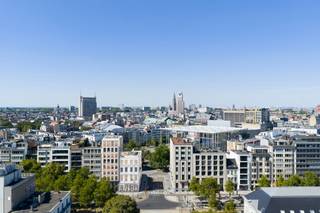 In the vibrant heart of the city, between the green Stadspark and the lively Theaterplein, Mirador emerges as a new landmark, setting a new standard for prestigious living in Antwerp.
On the ground floor, two commercial units occupy the corner of Frankrijklei, Stoopstraat and Tabakvest. Each offers approximately 219 m² of space and can be combined into one larger unit if desired.
Delivered as a shell, weatherproof and windproof, the units offer endless layout possibilities and can be fully customised to suit your preferences and business needs.
Large windows and high ceilings ensure abundant natural light and excellent visibility.
Mirador features an underground garage with parking spaces, as well as spacious communal bicycle storage facilities on the ground floor.
Sale prices from €822,375 excluding registration tax and VAT | from €969,169 including registration tax and 21% VAT.