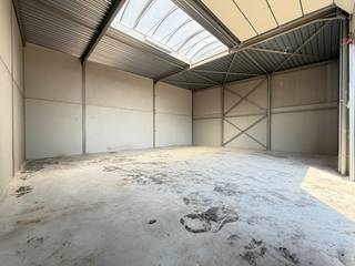 Instapklare, strategisch gelegen nieuwbouw bedrijfsunit (190 m²) te Wingene.<br /><br />Bent u op zoek naar de perfecte uitvalsbasis voor uw onderneming? Deze gloednieuwe bedrijfsunit van 190 m² in Wingene, combineert een moderne infrastructuur met een absolute toplocatie. Dankzij de strategische ligging bent u in amper 5 minuten op de E40 (op- en afrit Beernem) – een enorme troef voor uw klanten, leveranciers en medewerkers.<br /><br />Met een indrukwekkende vrije hoogte van 6,85 meter is deze multifunctionele ruimte uitermate geschikt voor opslag, productie, logistiek of ambachtelijke activiteiten.<br /><br />Waarom dit de ideale match is voor uw bedrijf:<br />- Ruimte & Hoogte: 190 m² oppervlakte met een vrije hoogte van 6,85 m.<br />- Topbereikbaarheid: Slechts 5 minuten rijden van de E40 (Beernem).<br />- Comfort & Uitstraling: Moderne, kwalitatieve afwerking inclusief een automatische sectionaalpoort, loopdeur, toilet en uitgietbak.<br />- Voorzieningen: Stads- en regenwater, elektriciteit.<br />- Parkeergelegenheid: Inclusief 1 privatieve parkeerplaats.<br /><br />Praktische info:<br />- Beschikbaarheid: Vanaf 01/09/2026.<br />- Kosten: Onroerende voorheffing is ten laste van de huurder.<br /><br />Interesse in deze unieke kans? Neem vandaag nog contact met ons op voor meer informatie of een bezoek ter plaatse! 0470 50 50 50