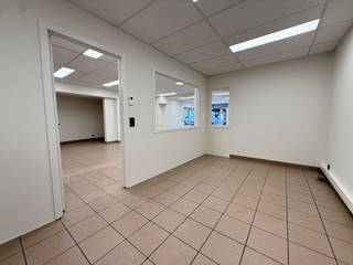 Bent u op zoek naar een professionele uitvalbasis voor uw onderneming? Ontdek deze instapklare ruimte op een toplocatie in het hart van Tielt. Dankzij de centrale ligging, op wandelafstand van de Markt, handelszaken en diverse voorzieningen, geniet u van een uitstekende bereikbaarheid én een hoge visibiliteit voor uw zaak.<br /><br />De ruimte werd volledig geschilderd en is uitgerust met energiezuinige ledverlichting en nieuwe verwarmingselementen, waardoor u zonder bijkomende investeringen meteen van start kunt gaan. <br /><br />Beschikbaar in overleg. <br />Provisie gemeenschappelijke kosten: €50/ maand.<br /><br />Interesse in dit pand? Naam vandaag nog contact op met ons voor meer informatie of een vrijblijvende bezichtiging. Hier krijgt u onderneming de zichtbaarheid en professionele uitstraling die ze verdient!