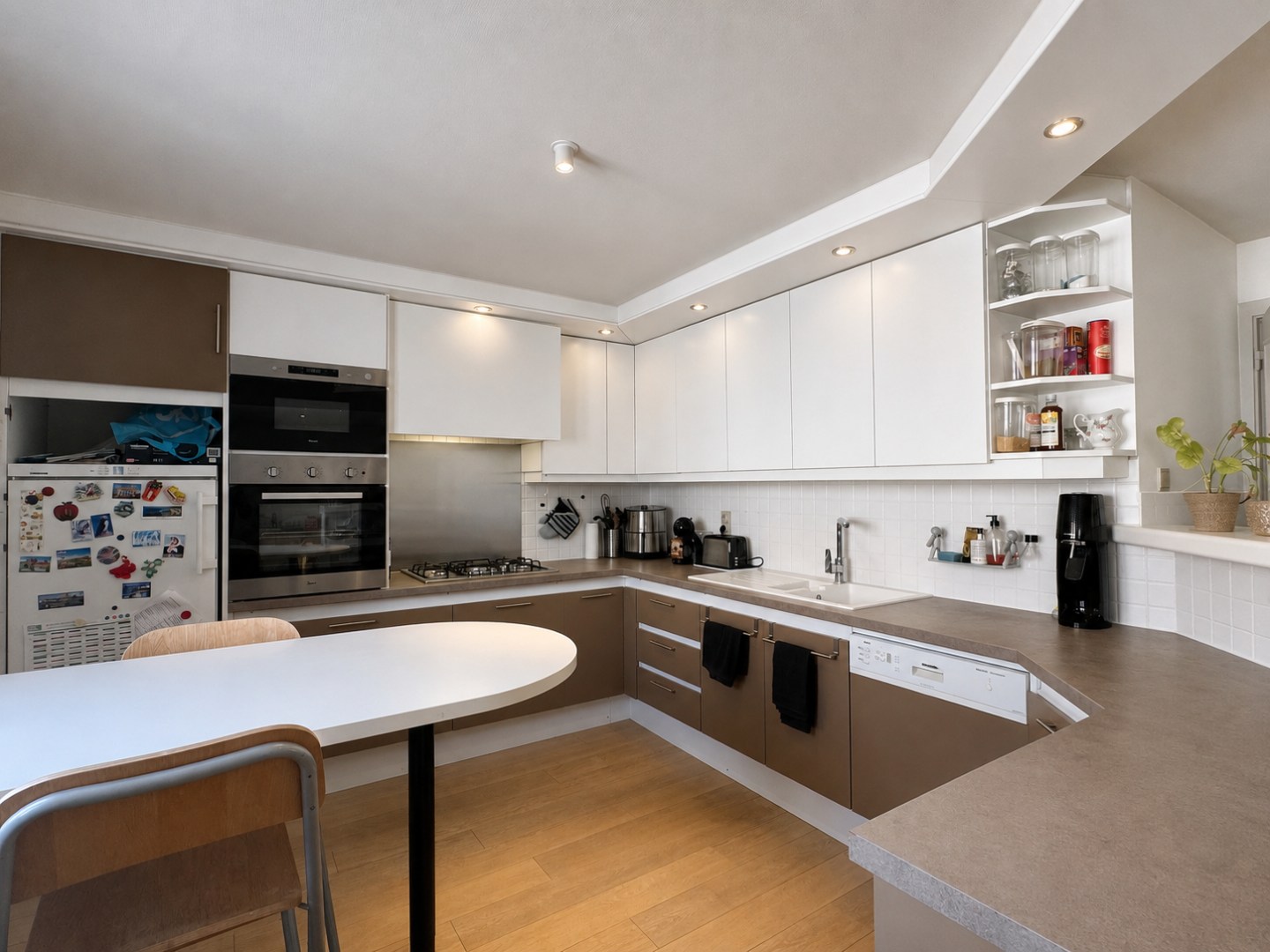 Spacious family home with sunny outdoor spaces in the village center of Westkapelle. - photo 4