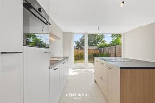 <p>In het gegeerde Heverlee namelijk in een zijstraat van de Naamsesteenweg, de Groenstraat bieden wij u deze gerenoveerde woning aan.<br />Het pand is gelegen op een perceel van 1are en telt meer dan 170m² bewoonbare oppervlakte. Het pand kan omschreven worden als lichtrijk, zeer ruim en genietende van rust in de nabijheid van belangrijke voorzieningen en invalswegen. De gelijkvloerse verdieping bestaat uit een inkomhal met apart toilet en een leefruimte. De leefruimte is onderverdeeld in een living, eetplaats en moderne open keuken met eiland. Grenzend aan deze ruimte is de tuin dewelke mooi aangelegd is. Genieten van het zonnetje zal hier niet ontbreken. De woning heeft tevens een kelder! Verdieping 1 en 2 bestaan uit 4 ruime slaapkamers waarvan 1 slaapkamer een duplex is. Bijkomend is er een badkamer met inloopdouche.<br /><br />Wenst u een bezichtiging ter plaatse? Met plezier! Contacteer onze Vastgoedmakelaar Jacky: jacky@connect-immo.be - 0495 53 46 49 of jacky@connect-immo.be<br />EPC: label B - 181 kWh/m² - 3804292</p>