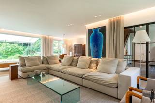 <strong>Een tijdloze statige villa (architect Leo Beek) in perfecte staat van onderhoud op 5.040 m² grond!</strong><br /><br /><strong>De gelijkvloerse verdieping:</strong><br />- Een inkomhal (ca. 19 m²) met <strong>ingemaakte</strong> vestiaire en gastentoilet met separate handenwasser<br />- Middels dubbele <strong>stalen deur</strong> naar woonkamer (ca. 58 m²) op <strong>parket </strong>met Metalfire houthaard en ingemaakte TV-wand, en zij-ingang naar (overdekt) terras<br />- Een royale <strong>leefkeuken</strong> (ca. 38 m²) met <strong>inbouwtoestellen</strong> waaronder o.a. Gaggenau oven, warmhoudlade, inductie, koelkast en vrieslade, alsook een eiland voorzien van dubbele gootsteen, Miele vaatwasser en ingemaakte kasten. Groot schuifraam naar de tuin<br />- Een <strong>bureau</strong> (ca. 18 m²) met ingemaakte kasten en dubbel openslaande deuren naar terras<br />- Een <strong>TV-kamer</strong> (ca. 55 m²) met ingemaakte kasten en eveneens dubbel openslaande deuren en schuifraam naar terras<br />- Een <strong>dubbel inpandige garage</strong> (ca. 59 m²) met elektrische sectionaalpoort, spoelbak en achterliggende wasplaats (ca. 8m²) met ingemaakte kasten<br />- Een <strong>kelder</strong>, opgesplitst in wijnkelder en technische ruimte (en kruipruimte - behalve onder de garage)<br /><br /><strong>De eerste verdieping:</strong><br />- Een nachthal (ca. 19 m²) met nachttoilet en ingemaakte linnenkast<br />- Een eerste slaapkamer (ca. 18 m²) op <strong>parket</strong><br />- Een badkamer (ca. 10 m²) op beige natuursteen, met lavabo, ligbad, douche en toilet<br />- Een hoofdslaapkamer (ca. 45 m²) met ingemaakte <strong>dressing </strong>en ruim <strong>terras</strong> (ca. 19 m²) op bancarai en zicht op de tuin<br />- Een derde, vierde en vijfde slaapkamer (ca. 29, 14 en 21 m²) op vast tapijt met ingemaakte kasten<br />- Een tweede badkamer (ca. 10 m²) met ligbad/<strong>jacuzzi</strong>, douche, lavabo en toilet<br />- Middels zolderluik (vlizotrap) naar zolderberging - men kan een vaste trap plaatsen en zo de zolderverdieping toegankelijk maken als extra kamer/hobbyruimte/bureau.<br /><br /><strong>De tuin:</strong><br />- Een prachtige omheinde, <strong>perfect onderhouden tuin</strong> met meerdere <strong>terrassen</strong> en volwassen bomenbestand<br />- <strong>Zon</strong> rondom rond (perfecte <strong>ZW-oriëntatie</strong>) met unieke breedte : 2 naast elkaar gelegen bouwpercelen<br />- Overdekt terras met houthaard/barbecue<br />- Een tuinberging en een fietsenberging<br />- Een <strong>automatische toegangspoort</strong> en oprit voor ca. 3 wagens<br />- Ruime terrassen van ca. 170m² waarvan deels een overdekt terras<br /><br /><strong>Algemeen:</strong><br />- Verwarming op gas (sinds 2022) d.m.v. convectoren<br />- Grondige renovatie op vlak van isolatie, bouwtechnisch en esthetisch<br />- Gebruik gemaakt van zeer duurzame kwalitatieve en tijdloze materialen<br />- Alle comfort en technische extra's: <strong>Gaggenau toestellen, videofonie, laadpaal, warmtepomp, domotica, ingebouwde muziekboxen, alarm, camerabewaking,</strong> <strong>19 zonnepanelen</strong> (8,3 kwp),...<br />- Keuken, bibliotheek, TV-kamer en twee slaapkamers: airco en verwarming met warmtepomp<br />- <strong>Elektriciteit grondig vernieuwd (2022) = conforme elektriciteitskeuring!</strong><br />- Gunstig <strong>EPC-label = B</strong><br />- <strong>Asbestveilig attest</strong><br />- Binnenhuisarchitect (renovatie benedenverdieping)= Peter Ivens<br />- Tuinarchitect= Piet Gysel<br /><br /><strong>Zeer residentiële villawijk en uiterst rustig gelegen!</strong>