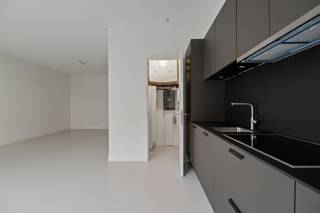 This modern apartment in Mortsel offers a perfect combination of comfort, style and functionality on a usable area of 97m². It features two spacious bedrooms and a fully equipped bathroom, ideal for families or professionals.The open living space features large windows that allow ample natural light and provide a direct connection to the outdoor area. The modern kitchen unit with gray cabinets and black countertops is fully integrated and equipped with contemporary appliances. The clear floors and sleek architecture create a serene and inviting atmosphere.A striking feature is the generous sliding doors that provide direct access to the private garden, perfect for enjoying outdoor space and fresh air. The home also features practical storage space and a thoughtful layout that ensures efficient use of available space.High-quality finishes, modern design and optimal space distribution make this apartment an attractive choice for those looking for a contemporary place to live in Mortsel. The location in this growing municipality also offers good accessibility to amenities and traffic routes.