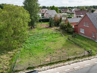 Ben je op zoek naar een mooi perceel waar je jouw eigen woning kunt realiseren? Wij verkopen in Eik een mooie bouwgrond van 7 are 57 centiare aan, bestemd voor een open bebouwing. Een interessante kans voor wie graag van nul begint en een woning wil bouwen die helemaal aansluit bij de eigen woonwensen.<br /><br />De bouwgrond is volgens de verkavelingsvoorschriften bestemd voor een grondgebonden eengezinswoning. De woning wordt ingeplant binnen het aangeduide bouwkader en op de voorbouwlijn zoals vastgelegd op het verkavelingsplan. De vrijstaande gevels moeten minstens 3 meter van de perceelsgrenzen blijven.<br /><br />De belangrijkste bouwvoorschriften op een rij:
<ul>
<li><strong>Oppervlakte</strong>: 7a 57ca</li>
<li><strong>Bebouwing</strong>: open bebouwing</li>
<li><strong>Maximale gevel-/bouwbreedte</strong>: 11 meter volgens het verkavelingsplan</li>
<li><strong>Bouwdiepte gelijkvloers</strong>: maximaal 17 meter</li>
<li><strong>Bouwdiepte verdieping:</strong> maximaal 12 meter</li>
<li><strong>Aantal bouwlagen</strong>: maximaal 2 volwaardige bouwlagen</li>
<li><strong>Dakvorm</strong>: vrij te kiezen tussen een plat of hellend dak</li>
<li><strong>Dakrandhoogte plat dak</strong>: maximaal 7 meter</li>
<li><strong>Nokhoogte hellend dak</strong>: maximaal 11,50 meter</li>
</ul>
Dankzij deze afmetingen heb je heel wat mogelijkheden om een ruime, hedendaagse gezinswoning te ontwerpen. Denk aan een open leefruimte met grote raampartijen, voldoende slaapkamers en een fijne verbinding met de tuin. Uiteraard moet het uiteindelijke ontwerp steeds voldoen aan de geldende stedenbouwkundige en verkavelingsvoorschriften. De volledige verkavelingsvoorschriften kan je eenvoudig opvragen via ons kantoor. Zo beschik je meteen over alle informatie om samen met je architect de mogelijkheden verder te bekijken.<br /><br />Zie jij hier jouw toekomstige woning al? Neem contact met ons op voor meer informatie over deze bouwgrond van 7a 57ca in Eik of vraag meteen de verkavelingsvoorschriften op.<br />📩 mariek@optie-m.be<br />📞 011 23 11 01<br /><br />Wil je weten wat jouw woning of bouwgrond waard is? Contacteer ons gerust via bovenstaande gegevens.<br />