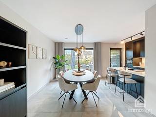 PLUSPUNTEN: <br />+ perceeloppervlakte: 302 m²<br />+ bewoonbare oppervlakte: 148 m²<br />+ 3 slaapkamers (waarvan nu één dressing)<br />+ ventilatiesysteem D en 2 airco's<br />+ zonnepanelen &amp; vloerverwarming<br />+ prachtige open keuken<br />+ carport en aangelegd terras<br />+ instapklaar en vrij bij akte<br />+ rustige jonge buurt, goede verbinding<br />+ 5 jaar vrijstelling onroerende voorheffing<br /><br />Deze woning stond eerder in optie, maar is opnieuw vrijgekomen. Grijp deze tweede kans en plan snel je bezoek!<br /><br />ALGEMEEN:<br />Welkom in deze <strong>stijlvolle halfopen bebouwing uit 2023</strong>, gelegen in een jonge en gezellige buurt in Peer. De Tarwestraat is een rustige straat met een warme, familiale sfeer, ideaal voor jonge gezinnen met of zonder kinderen. Hier woon je in alle rust, met een <strong>vlotte verbinding</strong> naar het centrum van Peer, scholen, winkels en omliggende gemeenten.<br /><br />De woning is volledig<strong> instapklaar</strong> en combineert modern wooncomfort met een <strong>hoogwaardige afwerking.</strong> De lichtrijke leefruimte met vloerverwarming en grote raampartijen sluit naadloos aan op de volledig uitgeruste open keuken. De aangename tuin met terras en carport biedt ruimte voor ontspanning en gezellige momenten.<br /><br />Op de eerste verdieping vind je drie slaapkamers, waarvan één momenteel is ingericht als praktische dressing, en een moderne kwaliteitsvolle badkamer voorzien van ligbad, douche, dubbele spoeltafel en toilet.<br /><br />De woning beschikt over ventilatiesysteem type D, een dressing, aangepaste verlichting, raamdecoratie, carmerasysteem én een robotmaaier, kortom alles is voorzien, je hoeft enkel nog je koffers te pakken. Bovendien geniet je nog van 5 jaar vrijstelling van onroerende voorheffing, een mooie extra troef.<br /><br />Deze woning aan Tarwestraat 40 in Peer biedt alles wat een jong gezin zoekt: ruimte, comfort, een moderne afwerking en een fijne buurt om in thuis te komen.<br /><br />INDELING:<br />+0: inkomhal, toilet, woonkamer, keuken, eetkamer, technische ruimte en inkomhal<br />+1: 3 slaapkamers (waarvan één dressing), berging en badkamer<br /><br />FINANCIERING:<br />Een succesvolle vastgoedtransactie begint met een goede voorbereiding. Wij adviseren kandidaat-kopers om hun financiële mogelijkheden tijdig in kaart te brengen, zodat zij met de nodige zekerheid en vertrouwen kunnen handelen wanneer de juiste opportuniteit zich aandient.<br /><br /><strong>VERKOPEN OF VERHUREN MET EEN STRATEGISCHE AANPAK?</strong><br />Dankzij het vertrouwen van onze klanten en onze sterke marktpositie zijn wij voortdurend op zoek naar kwalitatieve eigendommen. Overweegt u te verkopen of te verhuren? Ontdek vrijblijvend onze persoonlijke aanpak en hoe wij uw eigendom optimaal positioneren om de juiste doelgroep te bereiken.<br /><br /><strong>ALS EERSTE OP DE HOOGTE VAN NIEUW AANBOD:</strong><br />De beste eigendommen worden vaak gevonden vóór ze breed beschikbaar zijn. Schrijf u vrijblijvend in via onze website en ontvang nieuw aanbod dat aansluit bij uw wensen en zoekcriteria.<br /><br /><strong>UW VASTGOED, ONZE EXPERTISE:</strong><br />Elke eigendom verdient een persoonlijke strategie. Met een combinatie van marktkennis, professionele presentatie, actieve klantenbenadering en een sterk netwerk begeleiden wij onze klanten naar een succesvol resultaat.<br /><br /><strong>PERSOONLIJKE SERVICE, PROFESSIONELE BEGELEIDING:</strong><br />Een vastgoedbeslissing vraagt een doordachte aanpak. Ons ervaren team staat klaar om u persoonlijk te adviseren en te begeleiden bij elke stap. Contacteer ons via +32 89 87 03 67 of via info@immosign-plus.be.