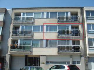 Appartement in mooi afgewerkte kleine residentie.<br />Appartement (99m² volgens EPB) met twee slaapkamers gelegen op de tweede verdieping met personenlift. Indeling: ruime hal met 2 ingebouwde kasten en een nachthal met ingebouwde kast en W.C., een leefruimte (30m²), een geïnstalleerde keuken (9m²), een badkamer met W.C. Achteraan 2 slaapkamers: 1 van 16m² met ingebouwde kast en 1 van 13m². Een achteraan gelegen terras met bergkast en een terrasje vooraan met bergkast. Het appartement is voorzien van een Fichet veiligheidsdeur. Ruime privatieve kelder ook met Fichet veiligheidsdeur. Ramen vooraan met driedubbel glas (nieuwe ramen Uw 0,90 sinds 26/10/23) en dubbel glas achteraan. Nieuwe centrale verwarming op gas met thermodynamische boiler (16/11/23). Het goed onderhouden gebouw is opgericht met degelijke en mooie materialen met nieuw geïsoleerd dak (13/08/24).<br />Er is een ruim aanbod aan openbaar vervoer met winkels, horeca en andere vlot bereikbaar op korte afstand door de zeer goede ligging.<br />Het is mogelijk één of twee autostaanplaatsen in de overdekte en afgesloten garage aan te kopen voor een prijs van 17.000 euro per plaats. <br />Elektrische keuring 12/05/2025 is conform. EPB: C 136 kWhPE/(m2.jaar).<br />Voor alle informatie en bezoeken kunt u contact opnemen op nummer 0495 72 30 21. <br />(+32 495 72 30 21)<br />