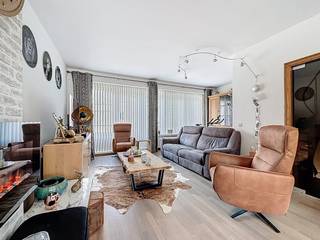 Op zoek naar een energiezuinige en perfect onderhouden woning? Deze stijlvolle bel-etage combineert comfort, ruimte en moderne technieken. Met een EPC-score B (110 kWh) en zonnepanelen met batterij geniet u van een lage energiefactuur.<br />Gelegen in Merksem, vlakbij de oprit Merksem en op slechts 10 minuten van het centrum van Antwerpen, geniet u hier van een vlotte bereikbaarheid en een uitstekende ligging.<br />Indeling:<br />Op het gelijkvloers vindt u een inpandige garage, een ruime polyvalente kamer (ideaal als bureau, hobbyruimte of extra slaapkamer), een wasplaats en een apart toilet.<br />De eerste verdieping biedt een lichtrijke leefruimte met open, volledig geïnstalleerde keuken en een extra toilet.<br />Op de tweede verdieping bevinden zich drie slaapkamers en een badkamer uitgerust met ligbad, dubbele lavabo en toilet.<br />Buiten geniet u van een prachtig aangelegde tuin met vijver en gezellige pergola – perfect om te ontspannen. Bovendien is er een ruim tuinhuis voor extra opbergruimte.<br />Troeven:<br />✔ Instapklaar<br />✔ Gerenoveerd<br />✔ Zonnepanelen + batterij<br />✔ Energiezuinig (EPC B)<br />✔ 3 slaapkamers + extra polyvalente kamer<br />✔ Topligging nabij Antwerpen<br />Een ideale gezinswoning op een rustige locatie! Interesse? Neem snel contact op voor een bezoek.