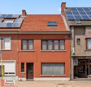 Ontdek deze praktische, ruime woning gelegen in het hart van Rillaar.<br />Als bewoner bevind je je hier op wandelafstand van lokale winkels, gezellige horecagelegenheden, scholen en het openbaar vervoer. Bovendien profiteer je van een uitstekende verbinding met de omliggende steden Scherpenheuvel, Leuven en Aarschot. Een ideale ligging voor wie houdt van het comfort van een dorpskern met een vlotte bereikbaarheid.<br /><br />Deze eigendom biedt ook handige voorzieningen zoals een ruime garage met een achteruitgang, waardoor parkeren en laden of lossen geen gedoe meer is. Het perceel is compact en uiterst onderhoudsvriendelijk ingericht met een zonnig terras. <br /><br />Binnenin tref je een solide en functionele basis met veel potentieel. Deze woning heeft een EPC score C en is dus niet renovatieplichtig.<br /><br /><u><strong>Indeling:</strong></u><br /><strong>Gelijkvloers:</strong> Inkomhal, ruime woonkamer, volledig uitgeruste keuken, gastentoilet, wasruimte, garage met achteruitgang.<br /><strong>Eerste verdieping:</strong> 2 slaapkamers, badkamer met douche en toilet, bureauruimte.<br /><strong>Zolder:</strong> ingerichte zolder als slaapkamer<br /><strong>Kelder:</strong> handige stockage kelder (cv ketel op gas)<br /><strong>Buiten:</strong> Zonnig terras<br /><br />Ervaar zelf de vele voordelen van deze woning tijdens een persoonlijke rondleiding.<br />Maak vandaag nog je afspraak.<br />Mail naar info@immopersyn.be of bel 013 444 008.<br />