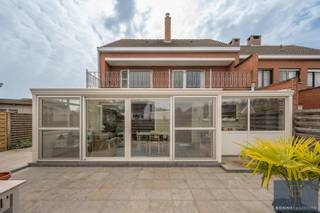 Deze woning kan dankzij z’n omvang en z’n locatie (speelstraat en met 2 speelpleinen in buurt), dé ideale woonst zijn voor (grote) gezinnen.<br /><br />De woning werd in 1976 bijzonder degelijk opgebouwd met betonnen tussenverdiepingen en is ingedeeld in:<br />Gelijkvloers: inkom met gastentoilet, leefruimte met zithoek en eetplaats, ruime veranda, perfect onderhouden keuken met eetplaats en alle toestellen behalve vaatwas (wel aansluiting voorzien) en bijzonder grote garage met automatische poort.<br />Eerste verdieping: 4 slaapkamers en badkamer (met douche, toilet en dubbel lavabomeubel.<br />Tweede verdieping: 5de slaapkamer en bergzolder met mogelijkheid tot 6de slaapkamer.<br /><br />Buiten: oprit, voortuin en omheinde, onderhoudsvriendelijke achtertuin.<br /><br />STARTPRIJS. Elk bod vanaf €395.000 wordt overgemaakt aan de eigenaars. <br /><br />Van deze ruime 5-slaapkamerwoning in doodlopende straat uw nieuwe thuis maken?<br /><br />Contacteer Bonne Vastgoed 7 op 7 via 050/73.73.73 of info@bonnevastgoed.be voor meer info of bezoek.