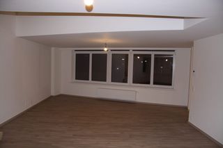 Op centrale ligging vinden we deze nieuwbouwwoning die tot in de puntjes afgewerkt is. <br /><br />Dichtbij winkels, scholen, restaurants en parken. Het pand is vlot bereikbaar via openbaar vervoer of invalswegen en geniet toch van een rustige ligging. De zee ligt op een kwartiertje wandelen of 5 minuutjes met de fiets .De woning werd gebouwd met kwaliteitsvolle en duurzame materialen en wordt gekenmerkt door zijn functionaliteit en ruimte. Alsook zijn er zonnepanelen aanwezig.<br /><br />De woonkamer met aansluitend de keuken bevindt zich op de eerste verdieping. <br /><br />Via de trap krijgt je toegang tot de 3 slaapkamers en badkamer. Bij de woning is er ook een garagebox aanwezig.<br /><br />Beschikbaar vanaf 01/11/2026.<br /><br />
