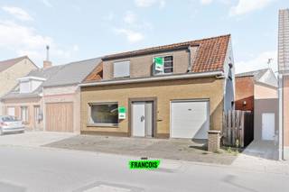 In Krombeke (deelgemeente van Poperinge) bevindt zich deze woning. Deze woning is op te frissen of te renoveren. Mits dakisolatie bekom je al label D waardoor de renovatieplicht meteen wegvalt! De indeling van de woning gaat als volgt: Inkomhal - woonkamer - keuken - berging - garage - wasplaats - badkamer en gang. Op het 1e verdiep heb je 2 slaapkamers en een toilet. Je hebt een koertje aan de zijkant! <br /><br />Steek de handen uit de mouwen en maak van deze woning een gezellige stek! Contacteer Manon (+32 475 21 56 22) voor een bezoek ter plaatse en bekijk samen wat de mogelijkheden zijn! <br /><br />Technische kenmerken:<br /><br />- Enkele beglazing<br /><br />- CV dmv stookolie<br /><br />- Elektriciteit niet conform <br /><br />- Dakisolatie nog niet voorzien<br /><br />- EPC: label F => mits dakisolatie alreeds in label D <br /><br />