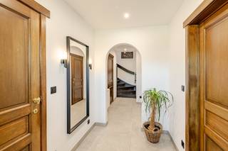 <p><span>Afspraak BEZOEKDAG ENKEL telefonisch via Jari Wante op 0470 211 482.</span></p><p><span> </span></p><p><span>Ontdek deze prachtige lichtrijke woning, pas gerenoveerd en zeer gunstig gelegen op een perceel van 870m². De woning biedt een bewoonbare oppervlakte van 167 m² en is gelegen nabij alle voorzieningen zoals scholen, winkels en openbaar vervoer, en met een vlotte verbinding naar invalswegen. </span></p><p><span> </span></p><p><span>De indeling is als volgt: centrale inkomhal met gastentoilet, gezellige leefruimte met veel lichtinval, vervolgens vinden we de ruime keuken met aanpalende veranda. Op de eerste verdieping vindt u 3 slaapkamers, een bureau en een badkamer die voorzien is van een dubbel badkamermeubel, inloopdouche en tweede toilet. Bovendien beschikt deze woning ook over een ruime zolder en een grote garage met elektrische poort.</span></p><p><span> </span></p><p><span>Een grote troef van deze woning is de sfeervolle tuin waar u kan ontspannen en genieten van de rust. </span></p><p><span> </span></p><p><span>EPC: 208 kWh/m²jaar – Label C</span></p><p><span>Cv op gas (HR-ketel)</span></p><p><span>14 zonnepanelen (5.000 Wpiek)</span></p><p><span>Thuisbatterij 10kw</span></p><p><span>KEI conform</span></p><p><span>RW 7.500l én diepteput</span></p><p><span> </span></p><p><span>Deze woning is een ABSOLUTE TOPPER voor starters, gezinnen of investeerders. </span></p><p><span>VOOR DE SNELLE BESLISSERS!!</span></p><p><span> </span></p><p><span>Alle documenten en plannen zijn raadpleegbaar op de website www.immo-zone.be</span></p><p><span> </span></p>