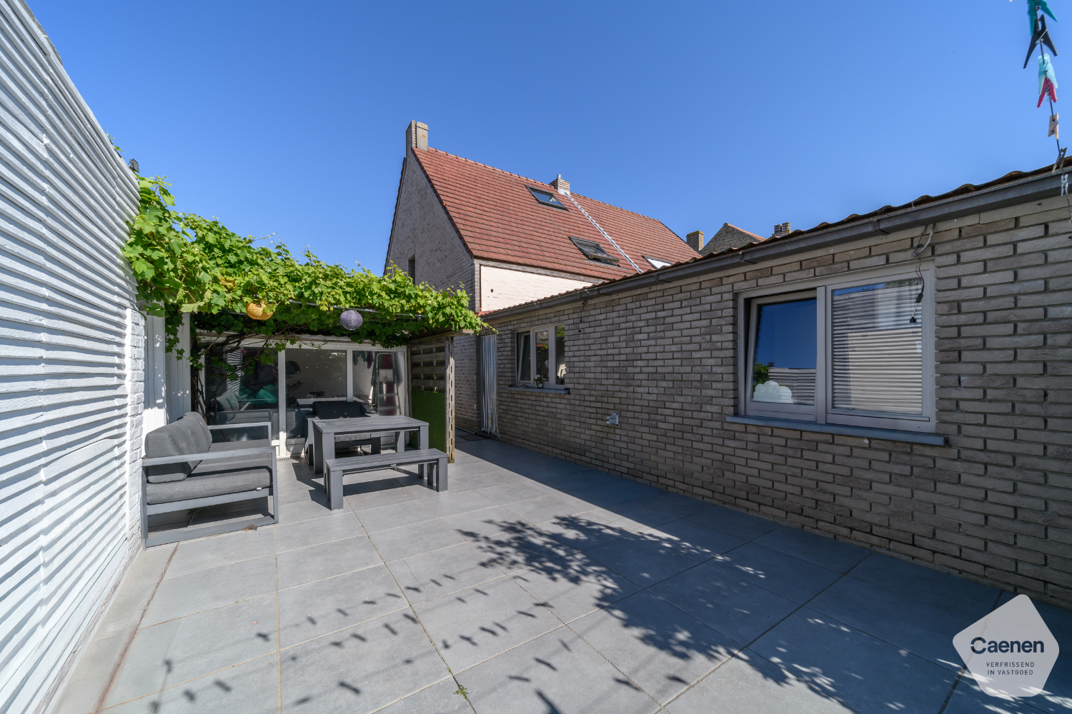 Découvrez cette spacieuse et charmante maison mitoyenne avec un emplacement extrêmement central ! - photo 2