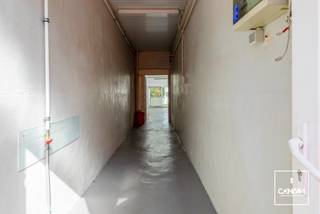 Op zoek naar een renovatieproject met ruimte en mogelijkheden in <strong>Mariakerke</strong>? Deze ruime woning in de <strong>André De Bruynestraat 35</strong> biedt dankzij de goede indeling, de tuin en de ruime zolder heel wat potentieel voor wie op zoek is naar een woning die volledig naar eigen smaak kan worden ingericht.<br /><br />Op het gelijkvloers kom je binnen via de inkomhal, die toegang geeft tot de woonkamer, eetkamer en keuken. Verder zijn er een apart toilet, kelder en veranda. De veranda staat in verbinding met de <strong>tuin </strong>en beschikt bovendien over een <strong>tweede, ruime ingang</strong>, wat een praktische troef is. Op de eerste verdieping bevinden zich <strong>drie slaapkamers</strong> en een badkamer. De tweede verdieping bestaat uit een <strong>ruime zolderkamer met vaste trap</strong>. Mits de nodige renovatiewerken biedt deze verdieping de mogelijkheid om op te splitsen in twee slaapkamers. <br /><br />De woning is volledig <strong>te renoveren</strong>, maar beschikt over een <strong>interessante basis</strong> en <strong>verschillende mogelijkheden</strong> om er een ruime en comfortabele gezinswoning van te maken. Door de centrale ligging zijn er in de omgeving onder meer winkels, scholen en openbaar vervoer.<br /><br />Wenst u graag een bezoek in te plannen? Contacteer Laura via <strong>0492 07 26 62</strong> of <strong>laura@convas.be</strong>