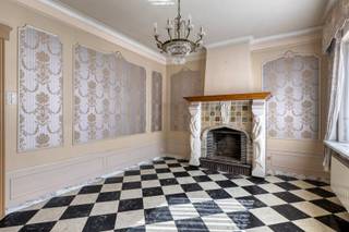 Deze kloeke en goed onderhouden gezinswoning is ideaal voor wie op zoek is naar ruimte, mogelijkheden en een uitzonderlijk diepe tuin. De...