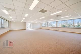 Uitzonderlijk goed bereikbare, instapklare kantoren van 198 m² te huur, ideaal gelegen dankzij de directe aansluiting met de R4 op slechts 1...