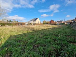 In een doodlopende straat in Wezemaal bevindt zich dit mooi perceel bouwgrond van 8 are, ideaal voor het realiseren van een open bebouwing. De ligging combineert het beste van twee werelden: een groene omgeving met alle voorzieningen (winkels, scholen, openbaar vervoer) op korte afstand.<br /><br />Dankzij de doodlopende straat geniet je van weinig verkeer, terwijl je toch vlot verbinding hebt met omliggende gemeenten en belangrijke invalswegen.<br /><br />Kortom, de perfecte locatie voor wie op zoek is naar ruimte en een uitstekende bereikbaarheid.<br /><br />Voor meer info neem contact op met ben@sophimo.be of 0468 58 04 09 !
