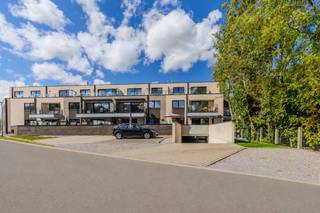 <u><strong>Stijlvol gelijkvloers 2-slaapkamerappartement met 2 badkamers, ruim terras en stadstuin in Lanaken.</strong></u><br /><br />Op zoek naar een stijlvol en instapklaar appartement waar comfort, ruimte en een moderne afwerking centraal staan?<br />Dit prachtige gelijkvloerse appartement, gelegen aan de Koning Albertlaan 88 in Lanaken, is een echte parel.<br /><br />Met twee slaapkamers, twee badkamers, een royale leefruimte, een luxueus uitgeruste keuken en een heerlijk terras en stadstuin biedt dit appartement alles voor wie comfortabel en eigentijds wil wonen!<br /><br /><strong>Centrale ligging in Lanaken</strong><br /><br />Het appartement bevindt zich aan de Koning Albertlaan, op een gunstige locatie in Lanaken. Van hieruit zijn het centrum, winkels, supermarkten, horecazaken en andere dagelijkse voorzieningen vlot bereikbaar, alsook bevindt zich het openbaar vervoer op wandelafstand.<br />Ook de verbindingswegen richting Maastricht (NL) en de E314 bevinden zich op korte afstand.<br /><br /><strong>Lichtrijke leefruimte met directe toegang tot de stadstuin</strong><br /><br />Bij het binnenkomen wordt u verwelkomd in een verzorgde inkomhal die toegang biedt tot de verschillende ruimtes van het appartement.<br />De ruime woonkamer vormt het hart van de woning en geniet dankzij de grote raampartijen van een bijzonder aangename lichtinval. Bovendien beschikt de leefruimte over airconditioning.<br /><br />Via de grote ramen staat de woonkamer rechtstreeks in verbinding met het ruime terras met tuin.<br />Een ideale plek om te genieten van een aperitief, gezellig buiten te eten of simpelweg tot rust te komen!<br /><br />Aansluitend bevindt zich de bijzonder moderne keuken. Deze werd luxueus en kwalitatief afgewerkt en beschikt over een praktisch keukeneiland.<br />Als extra troeven zijn er onder meer een wijnkoeler en een ruime koelkast aanwezig.<br />Een keuken die niet alleen bijzonder mooi oogt, maar ook voorzien is van alles wat u nodig heeft om comfortabel te koken en te genieten!<br /><br />Naast de keuken bevindt zich een praktische berging met aansluitingen voor wasmachine en droogkast.<br /><br /><strong>Twee slaapkamers en twee badkamers</strong><br /><br />Het appartement beschikt over twee comfortabele slaapkamers, die beide voorzien zijn van airconditioning.<br />Een absolute meerwaarde zijn de twee afzonderlijke badkamers.<br />De eerste badkamer is uitgerust met een inloopdouche, dubbele lavabo en toilet. De tweede badkamer beschikt eveneens over een douche, lavabo en toilet.<br />Deze indeling biedt extra comfort en privacy en maakt het appartement bijzonder geschikt voor koppels, een klein gezin of wie graag over een volwaardige logeer- of werkkamer beschikt.<br /><br />Ook op praktisch vlak werd aan alles gedacht.<br />In de ondergrondse verdieping beschikt het appartement over een privatieve kelderberging, ideaal voor het opbergen van fietsen, seizoensgebonden spullen of andere materialen.<br />Daarnaast is er een privatieve garage aanwezig, zodat u uw wagen veilig en comfortabel kunt parkeren.<br /><br /><strong>Troeven op een rij</strong>
<ul>
<li>Modern en stijlvol gelijkvloers appartement</li>
<li>2 slaapkamers en 2 badkamers</li>
<li>Lichtrijke woonkamer met airconditioning</li>
<li>Grote raampartijen met zicht en toegang tot het terras en stadstuin</li>
<li>Ruim terras met tuin</li>
<li>Privatieve kelderberging en garage<br /> </li>
</ul>
Bent u op zoek naar een modern en volledig instapklaar gelijkvloers appartement waar ruimte, comfort en een aangename buitenruimte samenkomen? Dan is dit appartement aan de Koning Albertlaan absoluut een bezoek waard.<br /><br />Uw nieuwe thuis ontdekt? Plan dan vandaag nog uw bezoek.<br />U kan ons contacteren via het nummer <strong><span>089 23 44 22 </span></strong>of mail naar <strong><span>info@immoverslegers.be</span></strong>.<br /><br />Nieuwsgierig naar meer? <br />Bekijk de video van dit appartement. <br />Zo krijgt u meteen een beter gevoel bij de ruimtes en de indeling!<br />( https://youtube.com/shorts/HMOICVb24_s?si=PwE9cTUnPOhA6M5o )