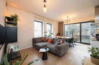 Algemeen:Dit energiezuinig gelijkvloersappartement is gebouwd in 2020 en afgewerkt met hoogwaardige materialen. Het beschikt over een privatieve...