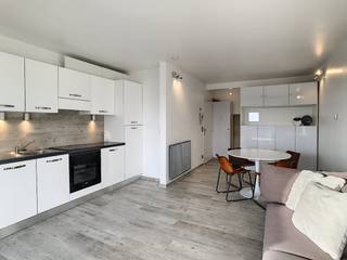 Renovated sunny studio with terrace and a view of the hinterland, located on the ninth floor of Residence Diplomat. The studio is located near...
