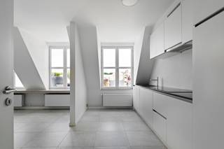 Wonen in het bruisende hart van Lier?<br />Op een absolute Toplocatie nabij het Zimmerplein bevindt zich dit aangename en ruime dakappartement met 2 slaapkamers en terras.<br /><br />Het appartement is gelegen op de derde verdieping en verwelkomt je via de inkomhal, die toegang geeft tot de ruime en lichtrijke leefruimte. De open, geïnstalleerde keuken sluit hier mooi op aan en vormt samen met de woonkamer een aangename leefomgeving.<br /><br />Via de hal bereik je de twee slaapkamers van ca. 13 m² en 14 m², de badkamer, een apart toilet en een praktische technische berging.<br /><br />Als extra troeven beschikt het appartement over een terras, private kelderberging en gemeenschappelijke fietsenberging.<br /><br />Een aangenaam appartement met een praktische indeling op een uitstekende locatie in het centrum van Lier, met winkels, horeca en andere voorzieningen binnen handbereik.<br /><br />Pluspunten:<br />+ Toplocatie in centrum Lier<br />+ 2 ruime Slaapkamers<br />+ Lichtrijke woonkamer met open keuken<br />+ EK conform<br />+ Terras<br /><br />Is dit dakappartement op deze uiterst centrale locatie in hartje Lier iets voor jou? <br />Neem dan zeker contact op voor een bezoek ter plaatse via info@vbvastoed.be of op 03 337 50 70.