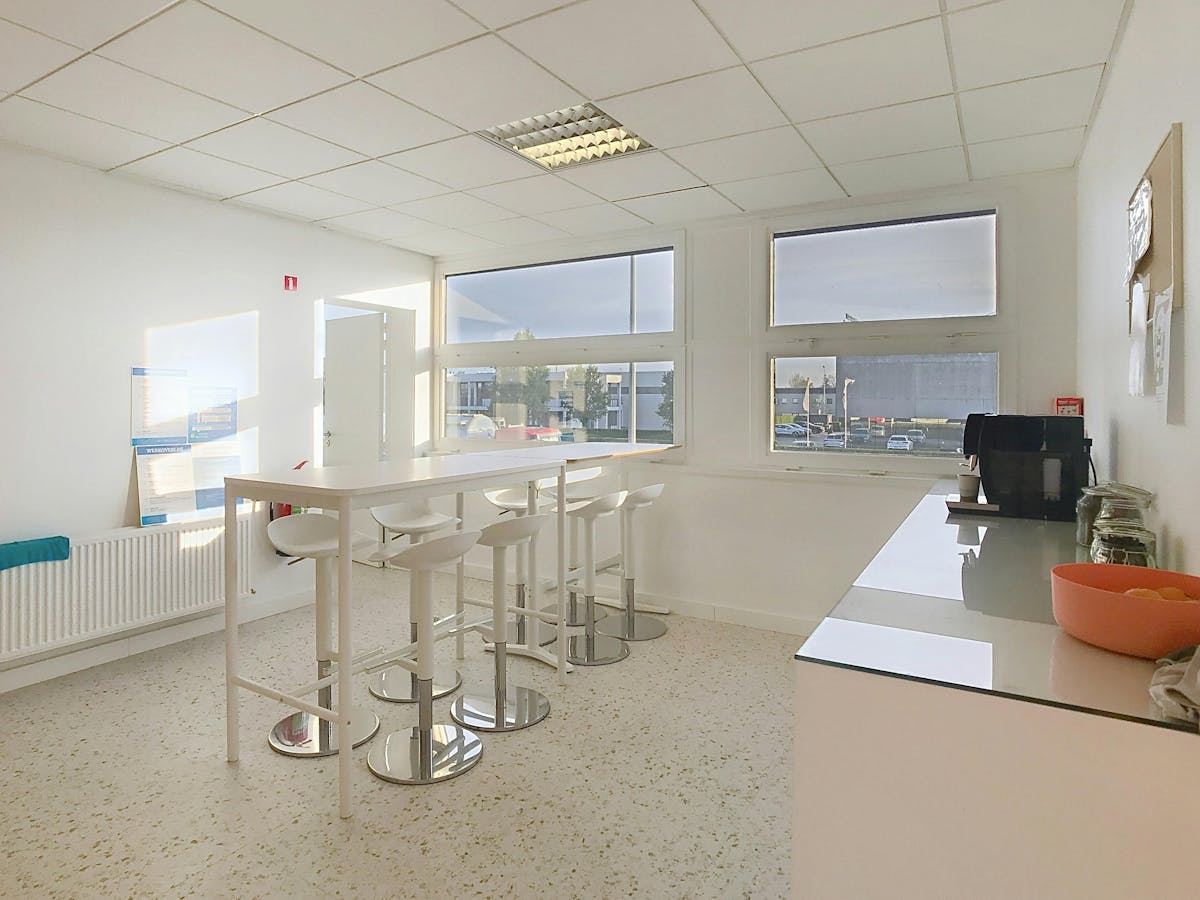 Bâtiment commercial le long du Ring/R32 à Roeselare. - photo 4