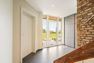 Deze vrijstaande villa is gelegen op een toplocatie aan een doodlopende straat in Nieuwerkerken op een prachtig perceel van 9are 31ca.De woning wordt...