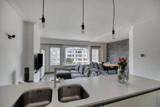 Ben je op zoek naar een energiezuinig appartement in Deurne? Dan is dit appartement aan de Ter Heydelaan wellicht precies wat je zoekt!De grootste troeven van dit appartement in Deurne zijn de energiezuinigheid en de lage kosten. Dankzij de recente renovatie en het vernieuwde dak (2021) woon je hier met een beperkte energiefactuur. Bovendien zijn de gemeenschappelijke kosten zeer laag (€100/maand incl. waterverbruik). Dankzij de grote schuifdeur achteraan haalt u buiten naar binnen. In de zomer creëert u een zonnig, zuidgericht terras. De ideale plek om optimaal van het mooie weer te genieten!Het appartement dat we te koop aanbieden bestaat uit volgende ruimtes: - inkomhal- lichtrijke leefruimte- open en volledig geïnstalleerde leefkeuken- ruime slaapkamer 1- slaapkamer 2 - ruime badkamer met toilet- kelderbergingHet appartement dat we alhier te koop aanbieden bezit een uitstekend EPC-label B en heeft een uitstekende bereikbaarheid, dit door het openbaar vervoer dat zich vlakbij bevindt. Op 20 minuten ben je in de stad Antwerpen en op 15 minuten kan je winkelen in het shoppingcenter van Wijnegem.Ben jij geïnteresseerd om dit appartement in Deurne te kopen? Aarzel niet om ons te contacteren. Bent u benieuwd naar de waarde van uw eigendom? Bel ons voor een vrijblijvend gesprek op 03 666 66 66 of mail naar deurne@dewaele.com.Dewaele Vastgoed Deurne, Turnhoutsebaan 98.